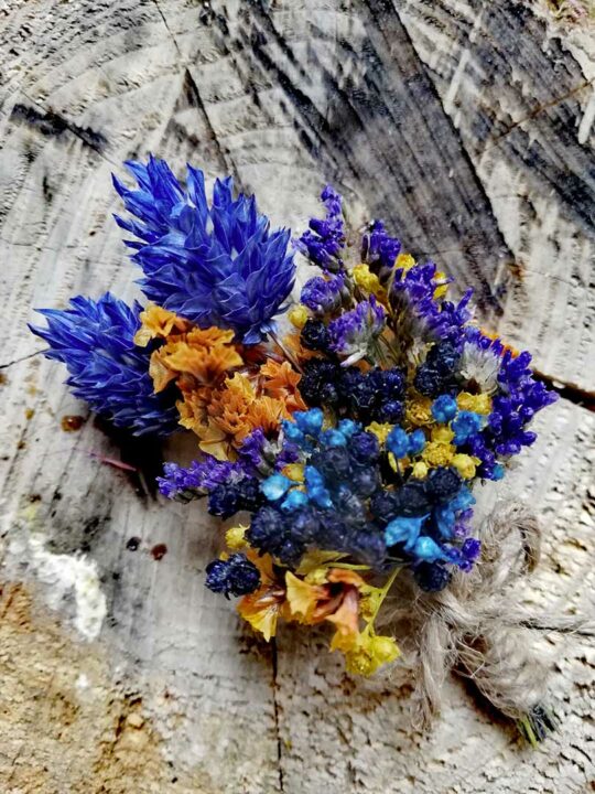 boutonniere-fleurs-sechees-fougeres-bleu