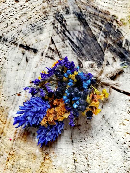 boutonniere-fleurs-sechees-fougeres-bleu